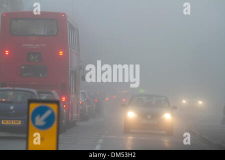 Londra REGNO UNITO. Xi 11 dicembre 2013. Una fitta nebbia provoca pericolose condizioni di guida e le interruzioni del viaggio con molte cancellazioni di voli a Londra city airports Credito: amer ghazzal/Alamy Live News Foto Stock