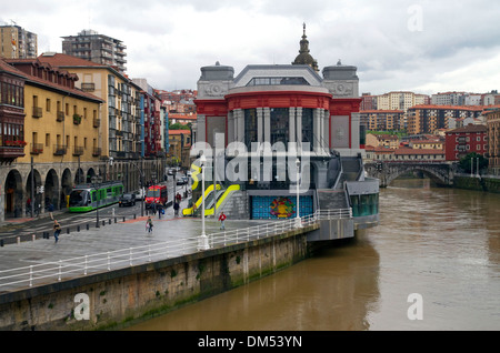 Esterno del Mercado de la Ribera lungo il fiume Nervion a Bilbao, Biscaglia, Spagna. Foto Stock