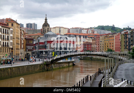 Esterno del Mercado de la Ribera lungo il fiume Nervion a Bilbao, Biscaglia, Spagna. Foto Stock