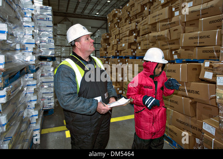 Noi del dipartimento dell'agricoltura alimentare ispettore di sicurezza esamina una spedizione di carne congelata importata nel porto di New Orleans Novembre 21, 2013 a New Orleans, LA. Foto Stock