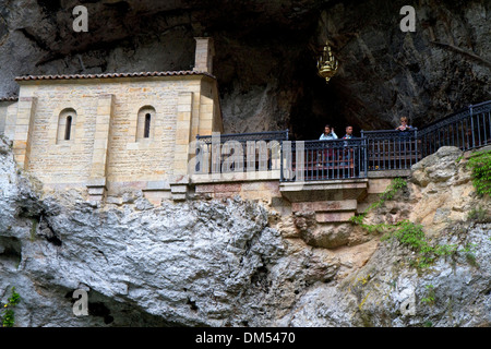 La Sacra Grotta di Covadonga situato nelle Asturie, nel nord della Spagna. Foto Stock