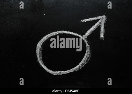 Sesso Maschile simbolo disegnato su una lavagna in gesso. Foto Stock