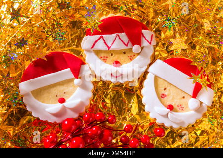 Biscotti di Natale con santa faccia su sfondo dorato Foto Stock