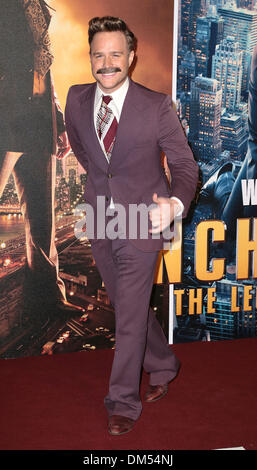 Londra, UK, 11 dicembre 2013 Olly Murs assiste premiere per l'anchorman: La leggenda continua, sequel di commedia in seguito San Diego preferito di ancoraggio news Ron Burgundy a Vue West End, Leicester Square, Londra Foto: MRP/Alamy Live News Foto Stock