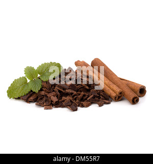 Il cioccolato tritato trucioli di pelo e di bastoncini di cannella isolati su sfondo bianco Foto Stock