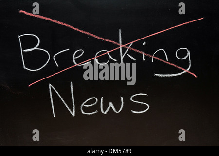Ultime notizie disegnato su una lavagna in gesso. Foto Stock