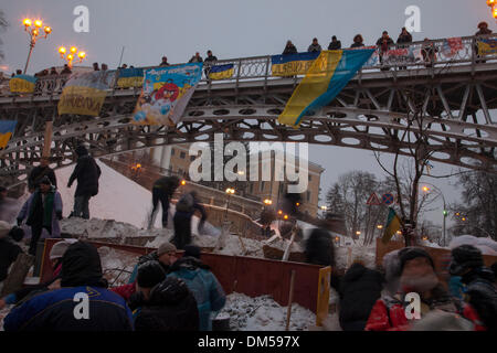 Kiev, Ucraina. 11 dic 2013 migliaia di persone sono scese in piazza nella capitale ucraina di Kiev cercando le dimissioni del governo per il rifiuto di una trattativa su legami più stretti con l'Unione europea. Peaseful antigovernment protesta a Kiev piazza principale. Credito: Vasyl Molchan/Alamy Live News Foto Stock