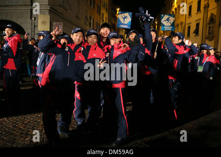 Delegazione del Giappone (JPN), dicembre 11, 2013 : LA XXVI Universiade Invernale Trentino 2013 Cerimonia di apertura a Trento piazza principale in Trentino , Italia. Credito: AFLO SPORT/Alamy Live News Foto Stock