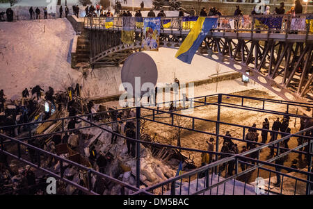 Kiev, Ucraina. 11 dic 2013 migliaia di persone sono scese in piazza nella capitale ucraina di Kiev cercando le dimissioni del governo per il rifiuto di una trattativa su legami più stretti con l'Unione europea. Peaseful antigovernment protesta a Kiev piazza principale. Credito: Vasyl Molchan/Alamy Live News Foto Stock