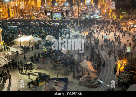 Kiev, Ucraina. 11 dic 2013 migliaia di persone sono scese in piazza nella capitale ucraina di Kiev cercando le dimissioni del governo per il rifiuto di una trattativa su legami più stretti con l'Unione europea. Peaseful antigovernment protesta a Kiev piazza principale. Credito: Vasyl Molchan/Alamy Live News Foto Stock