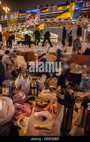 Kiev, Ucraina. 11 dic 2013 migliaia di persone sono scese in piazza nella capitale ucraina di Kiev cercando le dimissioni del governo per il rifiuto di una trattativa su legami più stretti con l'Unione europea. Peaseful antigovernment protesta a Kiev piazza principale. Credito: Vasyl Molchan/Alamy Live News Foto Stock