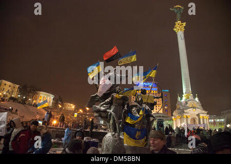 Kiev, Ucraina. 11 dic 2013 migliaia di persone sono scese in piazza nella capitale ucraina di Kiev cercando le dimissioni del governo per il rifiuto di una trattativa su legami più stretti con l'Unione europea. Peaseful antigovernment protesta a Kiev piazza principale. Credito: Vasyl Molchan/Alamy Live News Foto Stock