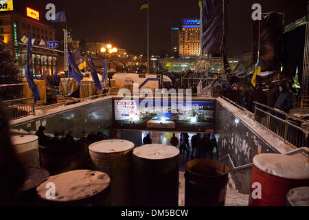 Kiev, Ucraina. 11 dic 2013 migliaia di persone sono scese in piazza nella capitale ucraina di Kiev cercando le dimissioni del governo per il rifiuto di una trattativa su legami più stretti con l'Unione europea. Peaseful antigovernment protesta a Kiev piazza principale. Credito: Vasyl Molchan/Alamy Live News Foto Stock