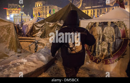 Kiev, Ucraina. 11 dic 2013 migliaia di persone sono scese in piazza nella capitale ucraina di Kiev cercando le dimissioni del governo per il rifiuto di una trattativa su legami più stretti con l'Unione europea. Peaseful antigovernment protesta a Kiev piazza principale. Credito: Vasyl Molchan/Alamy Live News Foto Stock