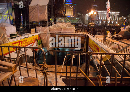 Kiev, Ucraina. 11 dic 2013 migliaia di persone sono scese in piazza nella capitale ucraina di Kiev cercando le dimissioni del governo per il rifiuto di una trattativa su legami più stretti con l'Unione europea. Peaseful antigovernment protesta a Kiev piazza principale. Credito: Vasyl Molchan/Alamy Live News Foto Stock