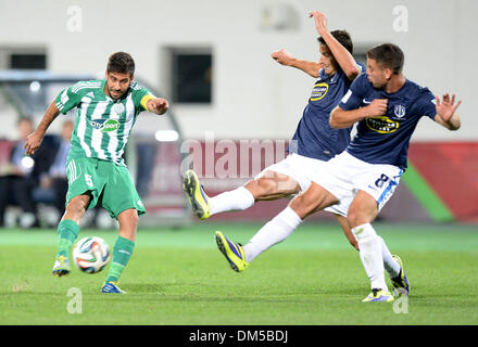 (131212) -- AGADIR, Dic 12, 2013 (Xinhua) -- Raja di Casablanca Moutaoyali Mohsine (1L) il sistema VIES per la palla durante il FIFA Club World Cup match tra Raja Casablanca e città di Auckland in Marocco di città costiera di Agadir, a Dic. 11, 2013. Raja Casablanca ha vinto 2-1. (Xinhua/Guo Yong) Foto Stock