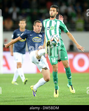 (131212) -- AGADIR, Dic 12, 2013 (Xinhua) -- Raja di Casablanca Mohamed Oulhaj (1R) il sistema VIES per la palla durante il FIFA Club World Cup match tra Raja Casablanca e città di Auckland in Marocco di città costiera di Agadir, a Dic. 11, 2013. Raja Casablanca ha vinto 2-1. (Xinhua/Guo Yong) Foto Stock