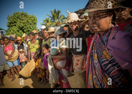 La gente in attesa per la distribuzione di aiuti alimentari in Vatomandry distretto, Madagascar. Foto Stock
