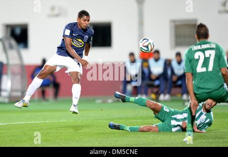 (131212) -- AGADIR, Dic 12, 2013 (Xinhua) -- Auckland City Roy Krishna (1L) germogli durante il FIFA Club World Cup match tra Raja Casablanca e città di Auckland in Marocco di città costiera di Agadir, a Dic. 11, 2013. Raja Casablanca ha vinto 2-1. (Xinhua/Guo Yong) Foto Stock