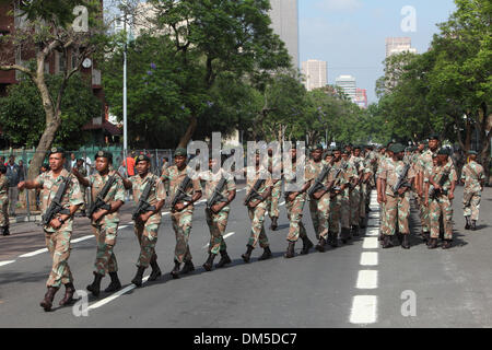 Pretoria, Sud Africa. Undicesimo Dec, 2013. Linea di lutto per le strade per rendere omaggio a Nelson Mandela come la sua bara in azionato in modo tale da giacere in stato al Union Building. Pretoria. Sud Africa. Mercoledì 11 Dicembre 2013 foto da Zute Lightfoot/Alamy Live News Foto Stock