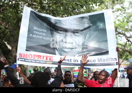 Pretoria, Sud Africa. Undicesimo Dec, 2013. Linea di lutto per le strade per rendere omaggio a Nelson Mandela come la sua bara in azionato in modo tale da giacere in stato al Union Building. Pretoria. Sud Africa. Mercoledì 11 Dicembre 2013 foto da Zute Lightfoot/Alamy Live News Foto Stock