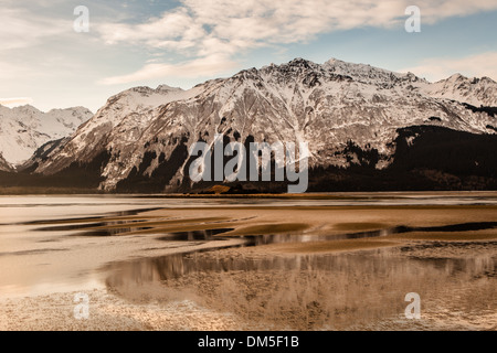 Inverno vista attraverso l'ingresso Chilkat nel sud-est dell Alaska con la bassa marea. Foto Stock