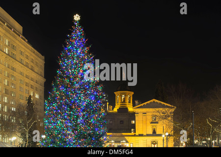 Vacanze di Natale albero a Pioneer Courthouse Square in Portland Oregon Downtown decorate con luci colorate di notte Foto Stock