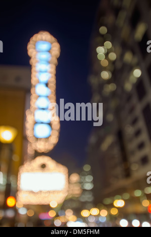 Vecchio e storico edificio del teatro con il rettangolo di selezione luci di Broadway Street nel centro di Portland Oregon Foto Stock