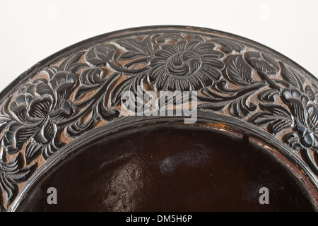 Questo piatto presenta un medaglione di peonia e un bordo floreale che mostra l'eleganza della tradizionale porcellana decorativa. Il design mette in risalto l'uso di intricati motivi e colori vivaci tipici dell'arte ceramica asiatica. Foto Stock