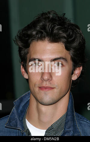 Sett. 18, 2002 - Los Angeles, California - BALLISTIC ECK VS. SEVER PREMIERE.PRESSO LA CUPOLA DI GLOSSARI AFFINI A LOS ANGELES, CA.Milo Ventimiglia. FITZROY BARRETT / 9-18-2002 K26096FB (D)(Immagine di credito: © Globo foto/ZUMAPRESS.com) Foto Stock