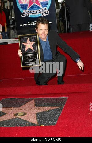 Dic. 16, 2002 - Hollywood, CALIFORNIA, STATI UNITI - K28055FB ..Michael J. Fox onorato con una stella su .Hollywood Walk of Fame. HOLLYWOOD, CA. .12/16/2002 .. FITZROY BARRETT / 2002 .Michael J. Fox(Immagine di credito: © Globo foto/ZUMAPRESS.com) Foto Stock