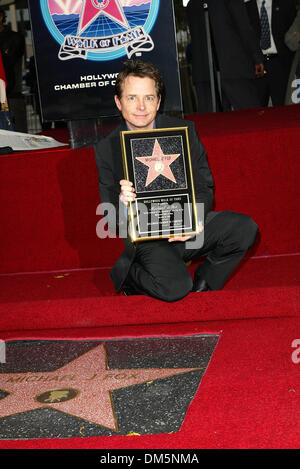 Dic. 16, 2002 - Hollywood, CALIFORNIA, STATI UNITI - K28055FB ..Michael J. Fox onorato con una stella su .Hollywood Walk of Fame. HOLLYWOOD, CA. .12/16/2002 .. FITZROY BARRETT / 2002 .Michael J. Fox(Immagine di credito: © Globo foto/ZUMAPRESS.com) Foto Stock