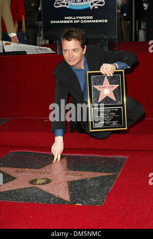 Dic. 16, 2002 - Hollywood, CALIFORNIA, STATI UNITI - K28055FB ..Michael J. Fox onorato con una stella su .Hollywood Walk of Fame. HOLLYWOOD, CA. .12/16/2002 .. FITZROY BARRETT / 2002 .Michael J. Fox(Immagine di credito: © Globo foto/ZUMAPRESS.com) Foto Stock