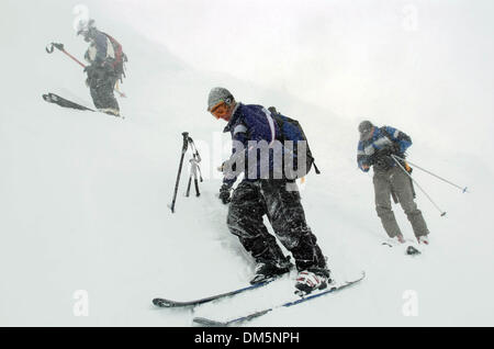 Feb 19, 2005; Kirkwood, CA, Stati Uniti d'America; da sinistra, TAYLOR Francesco, 12 di Palo Alto, DANNY WEIR, 14, di Hillsborough, e il padre di Danny DAVE, preparare per la ricerca di un faro sepolta vicino a ''l'Onda'' come parte di un salvataggio simulato durante la spedizione Kirkwood del giorno backcountry consapevolezza Clinic presso Kirkwood Ski Area su Sabato, 19 febbraio 2005. Foto Stock