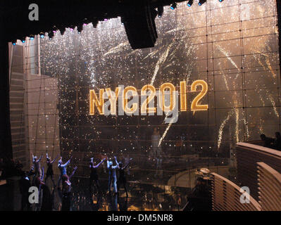 Feb 24, 2005; Manhattan, NY, STATI UNITI D'AMERICA; fuochi d'artificio esplodere in background sul Columbus Circle come parte della ''lasciate che i Sogni Cominciano'' finale per i membri del CIO CE. Jazz presso il Lincoln Center. Foto Stock