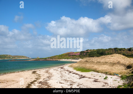 Spiaggia di sabbia bianca a Appletree Bay, Tresco, isole Scilly, Cornwall, Inghilterra. Foto Stock