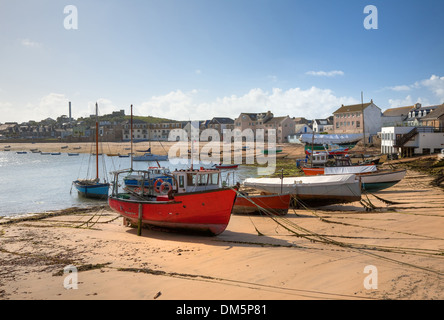 La pesca e le barche a vela a St Mary's Harbour, St Mary, isole Scilly, Cornwall, Inghilterra. Foto Stock