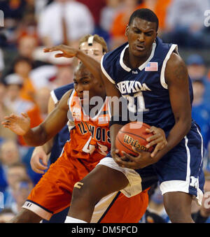 Mar 19, 2005; Indianapolis NEGLI STATI UNITI; Nevada avanti Kevin Pinkney agguanta un rimbalzo da Illinois avanti Roger Powell nella prima metà di loro NCAA Mens secondo round gioco al RCA Dome di Indianapolis. Foto Stock