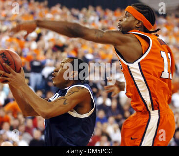 Mar 19, 2005; Indianapolis NEGLI STATI UNITI; Dee Brown di Illinois difende del Nevada Kyle Sciloh nella prima metà di loro NCAA Mens secondo round gioco al RCA Dome di Indianapolis. Foto Stock