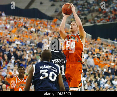 Mar 19, 2005; Indianapolis NEGLI STATI UNITI; Ex San Antonio Marshall Jack lettore Ingram di Illinois spara al di sopra del Nevada Kevinn Pinkney e Jermaine Washington nella seconda metà del loro NCAA Mens secondo round gioco al RCA Dome di Indianapolis. Ingram aveva 12 punti e tre ruba come Illinois avanzate per il dolce 16 con la vittoria. Foto Stock