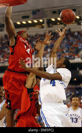 Mar 19, 2005; Indianapolis NEGLI STATI UNITI; Kentucky guard Rajon Rondo tenta di sparare su Cincinatti Eric Hicks (14) e Nick Williams (5) nella prima metà di loro NCAA Mens secondo round gioco al RCA Dome di Indianapolis. Foto Stock