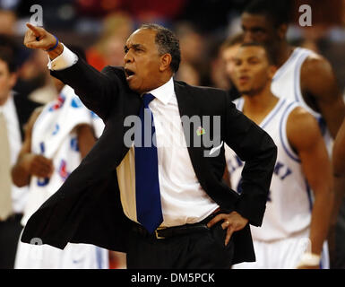 Mar 19, 2005; Indianapolis NEGLI STATI UNITI; Kentucky coach Tubby Smith grida istruzioni per il suo team nella prima metà di loro NCAA Mens secondo round gioco al RCA Dome di Indianapolis. Foto Stock