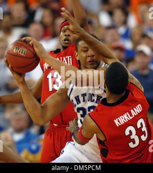 Mar 19, 2005; Indianapolis NEGLI STATI UNITI; Cincinnati giocatori Jihad Muhammad e Armein Kirkland di Tyler, TX, collasso sul centro del Kentucky Randolph Morris nella seconda metà del loro NCAA Mens secondo round gioco al RCA Dome di Indianapolis. Il Kentucky è andato a vincere e riproduce in Austin torneo regionale. Foto Stock