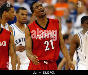 Mar 19, 2005; Indianapolis negli Stati Uniti; James White reagisce ad un gioco come il Kentucky inizia a tirare lontano nella seconda metà del loro NCAA Mens secondo round gioco al RCA Dome di Indianapolis. Il Kentucky è andato a vincere e riproduce in Austin torneo regionale. Foto Stock