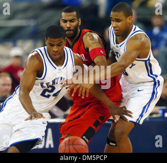 Mar 19, 2005; Indianapolis NEGLI STATI UNITI; Cincinnati's Armein Kirkland tenta di rompere un handoff tra Kelenna Azubuike (24) e Sheray Thomas nella seconda metà del loro NCAA Mens secondo round gioco al RCA Dome di Indianapolis. Il Kentucky è andato a vincere e riproduce in Austin torneo regionale. Foto Stock