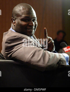 Apr 07, 2005; Temecula, CA, Stati Uniti d'America; il pugilato. Ex due volte Campione del Mondo James Toney sorrisi su una pausa come egli commentates sulla migliore Damn Sport periodo di mostra il pugilato Scheda su Aprile 7, 2005 al Pechanga Resort and Casino a Temecula ca. Credito: Foto di JP Yim/ZUMA premere. (©) Copyright 2005 by JP Yim Foto Stock