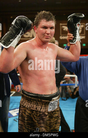 Apr 07, 2005; Temecula, CA, Stati Uniti d'America; ex campione Cruiserweight Vassiliy Jirov celebra dopo la sconfitta di Forrest Neal sul Best Damn Sports periodo di mostra il pugilato Scheda su Aprile 7, 2005 al Pechanga Resort and Casino a Temecula ca. Jirov spento Neal in 3 turni. (©) Copyright 2005 by JP Yim Foto Stock