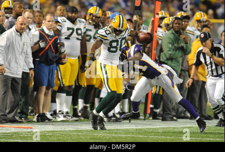 Nov. 21, 2009 - Minneapolis, Minnesota, Stati Uniti d'America - Green Bay Packers wide receiver Donald Driver (#80) controlla per essere sicuro che i suoi piedi sono in limiti prima di affrontare il problema dalla Minnesota Vikings corner torna Frank Walker (#41) nel quarto trimestre del gioco tra il Green Bay Packers e il Minnesota Vikings presso il centro commerciale Mall of America Field a Minneapolis, Minnesota. Il file PAC Foto Stock