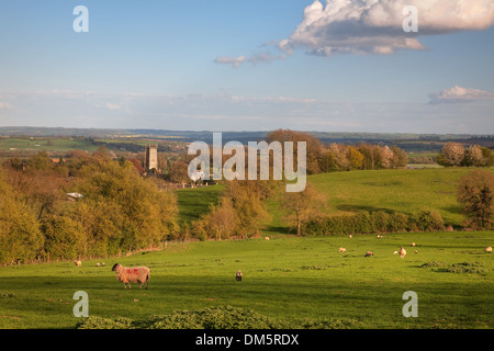 Guardando al di sopra del Gloucestershire rurale verso le città di Cotswold di Chipping Campden, Inghilterra. Foto Stock