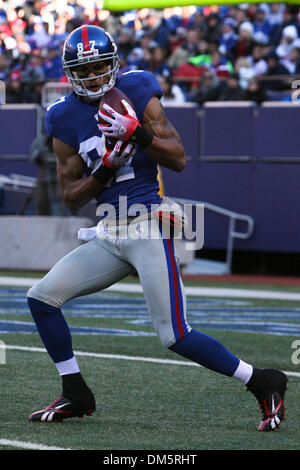 Dic. 27, 2009 - East Rutherford, New Jersey, Stati Uniti - 27 dicembre 2009: New York Giants wide receiver Domenik Hixon #87 restituisce il calcio di inizio durante il gioco tra la Carolina Panthers e New York Giants al Giants Stadium di East Rutherford, New Jersey. Le Pantere conduce i giganti 24-0 a metà..Credito - Alan Maglaque / Southcreek globale di credito (Immagine: © Southcreek Foto Stock